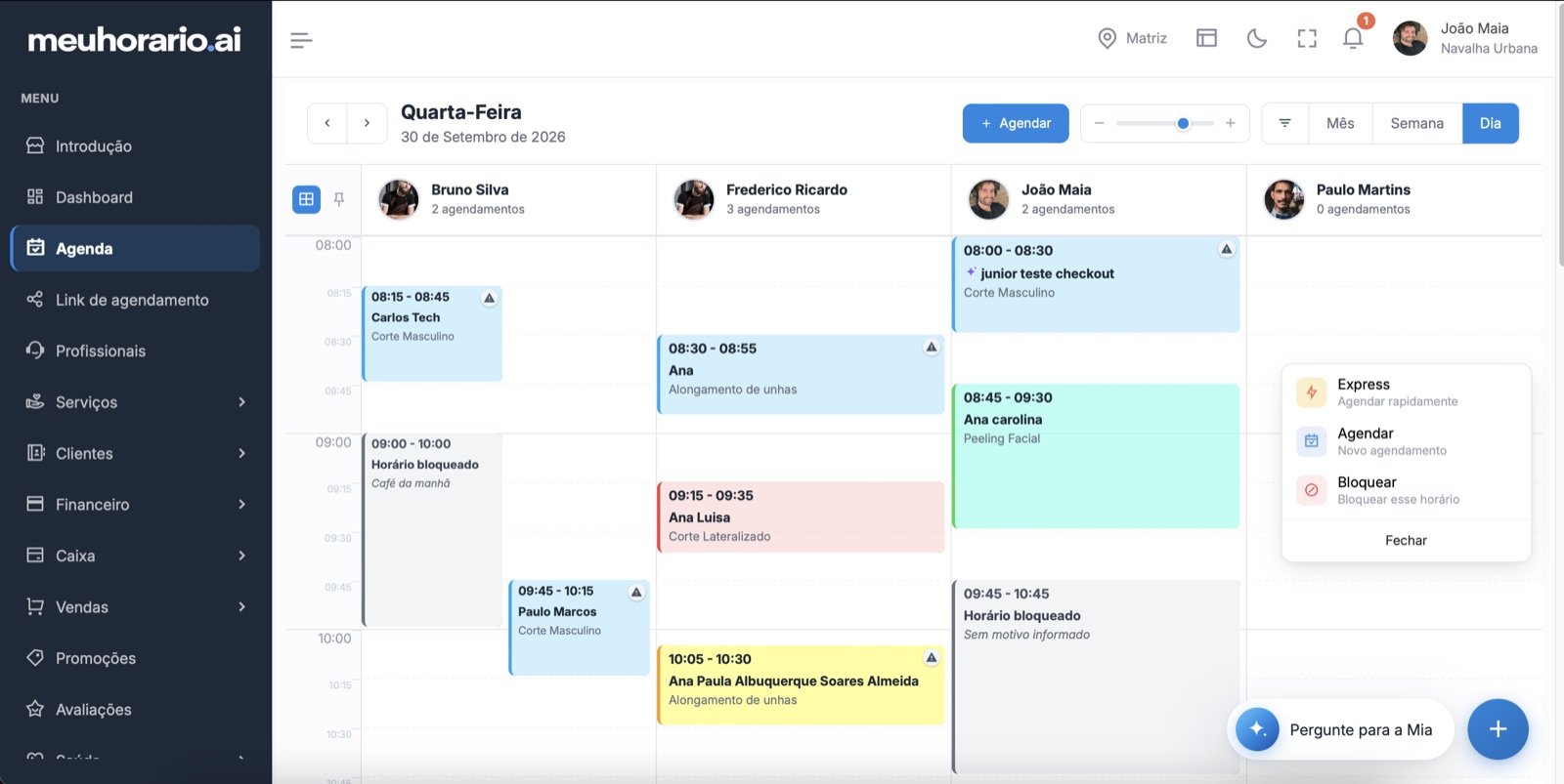 Agenda do meuhorario.ai no modo claro, com os atendimentos do dia por profissional