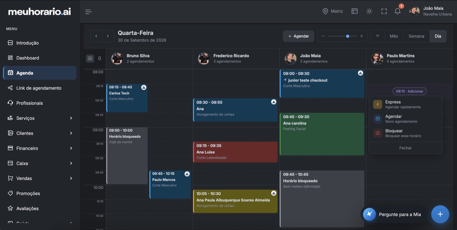 Agenda do meuhorario.ai no modo escuro, com os atendimentos do dia por profissional